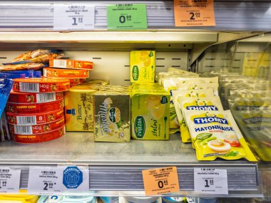 Split, Hırvatistan - 04 Ağustos 2025: Happy Cow peynirli süpermarket rafı Meggle Butter Zvijezda margarin ve Thomy mayonez ürünleri.