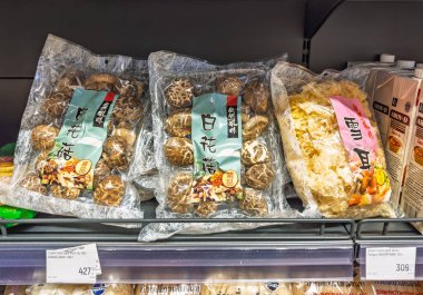 Vinnytsia, Ukrayna - 05 Eylül 2025: Kurutulmuş shiitake mantarları paketlenmiş Asya mantar ürünleri dağ sebzeleri süpermarket perakende satış mağazası.