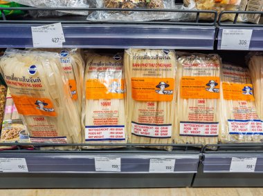 Vinnytsia, Ukrayna - 05 Eylül 2025: Tayland pirinçli noodles Banh Pho Thuong Hang Oriental Food paketleri süpermarket raflarında perakende satış.