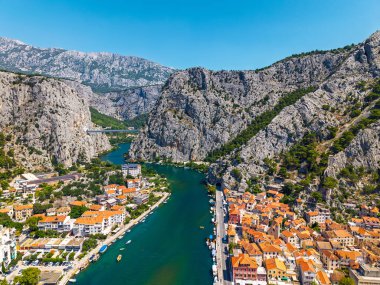 Omis Hırvatistan nehir kanyonu kayalık uçurumlar terracotta çatıları ve Cetina 'nın Adriyatik' e dağ yamaçlarının altından akması.