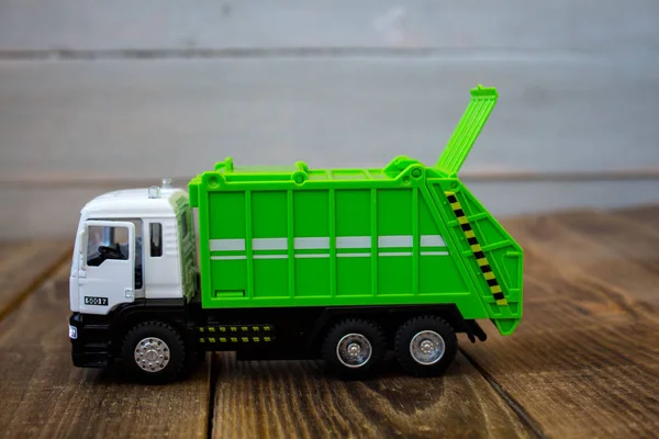 Camión Basura Verde Juguete Para Niños Sobre Fondo Madera — Foto de Stock