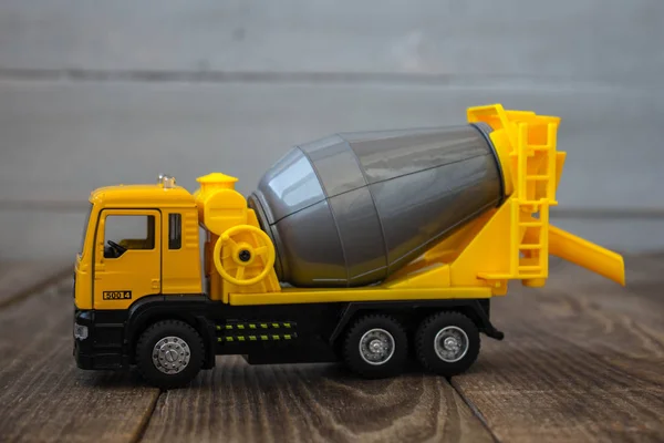 Misturador Concreto Brinquedo Amarelo Fundo Madeira — Fotografia de Stock