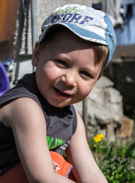 Uśmiechnięty Chłopiec Czapce Odkryty — Zdjęcie stockowe