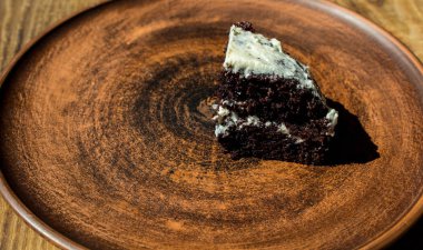 Bir dilim çikolatalı pasta.