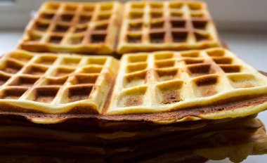 bir tabloda bir plaka üzerinde bir Belçika Waffle