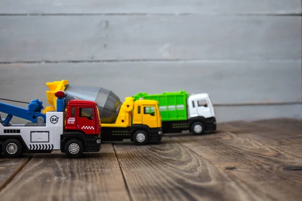 Um misturador de concreto caminhão e caminhão de reboque — Fotografia de Stock