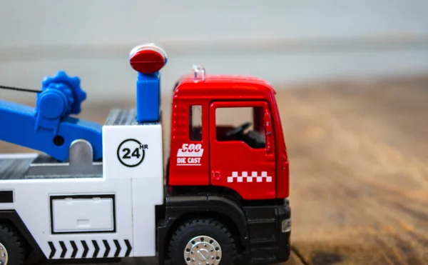 Um reboque caminhão crianças brinquedos no fundo de madeira — Fotografia de Stock