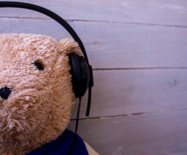 bir oyuncak ayı kulaklık müzik dinle