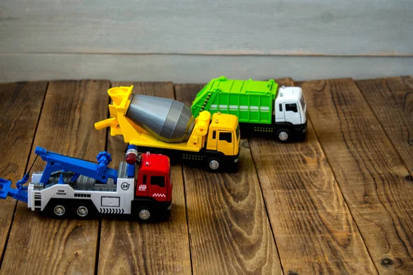 Uma criança caminhão toysa betoneira e reboque caminhão — Fotografia de Stock