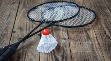 badminton roket ve ahşap arka plan üzerinde bir oyun badminton için