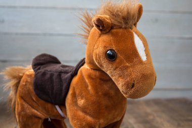 güzel kırmızı atı ile bir eyer çocuk oyuncak