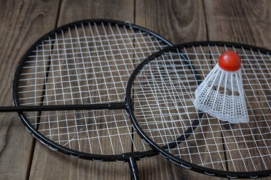 badminton roket ve ahşap arka plan üzerinde bir oyun badminton için