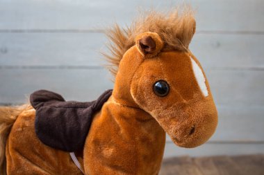 bir eyer ile güzel kırmızı at