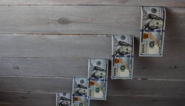 yüz dolar faturaları ahşap arka plan üzerinde