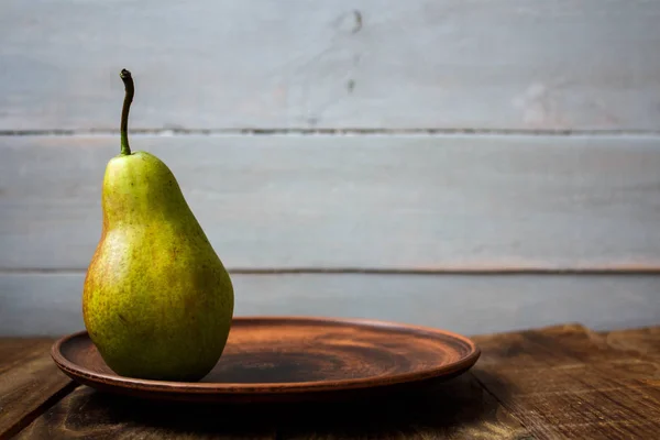 Poire Mûre Sur Une Assiette Sur Fond Bois — Photo