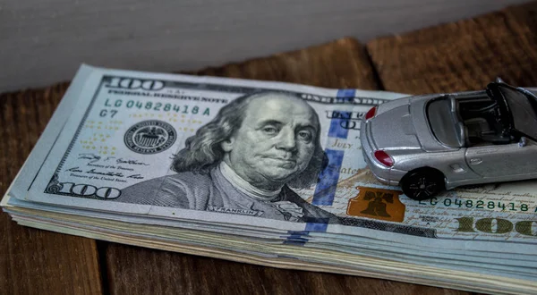 ahşap arka plan üzerinde yüz doları bils