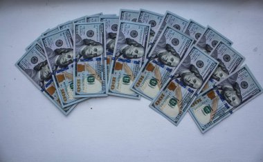yüz dolar faturaları beyaz arka plan üzerinde