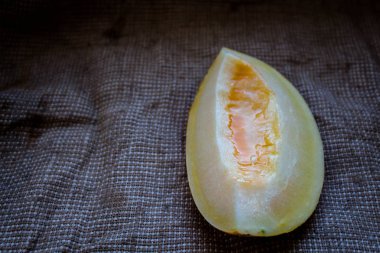 Sivas'tan arka planda ikiye olgun sulu kavun dilimli