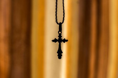 turuncu bir arka plan üzerinde bir zincir üzerinde çapraz