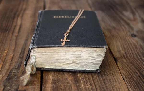Croce Dorata Bibbia Fondo Legno — Foto Stock