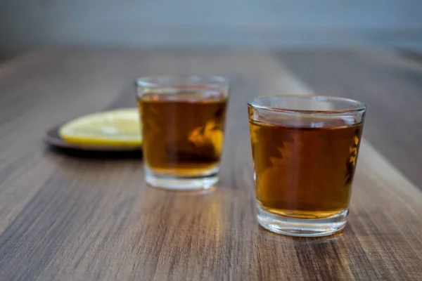 Viski Bir Ahşap Zemin Üzerine Limon Dilimleri Yığınları — Stok fotoğraf