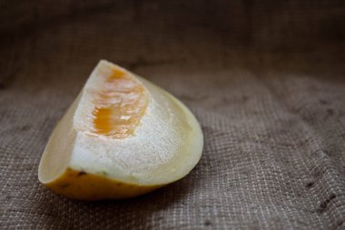 Sivas'tan arka planda ikiye olgun sulu kavun dilimli