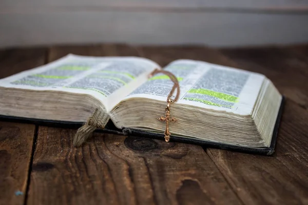 Biblia Abierta Cruz Dorada Sobre Fondo Madera — Foto de Stock