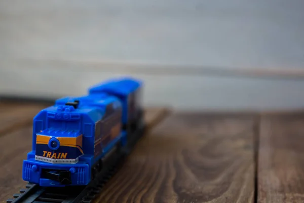 Locomotiva Brinquedo Ferrovia Fundo Madeira — Fotografia de Stock