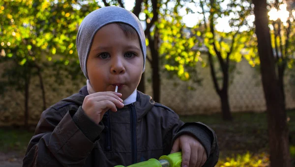 Pequeño Chico Lamiendo Una Piruleta Calle — Foto de Stock