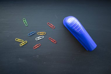 stepler ve renkli küçük resimleri siyah arka plan üzerine