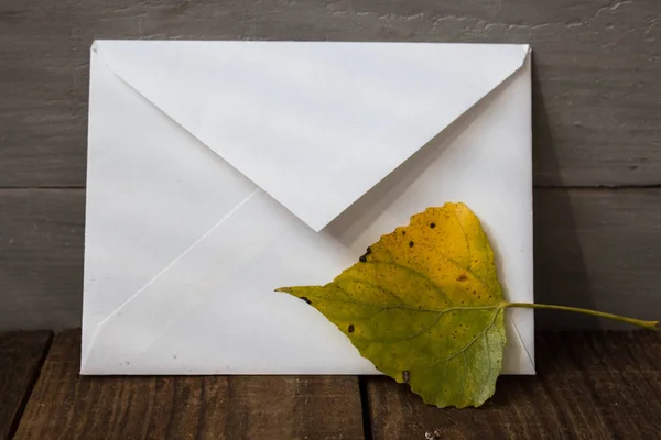 Witte Envelop Grijze Houten Achtergrond — Stockfoto