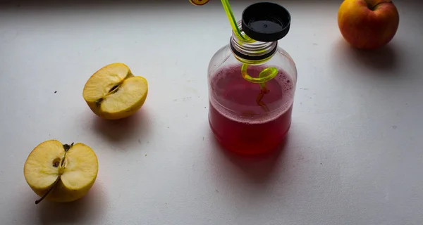 Garrafa Com Suco Maçãs Fundo Branco — Fotografia de Stock