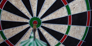 Duvardaki Dart dart ile isabet