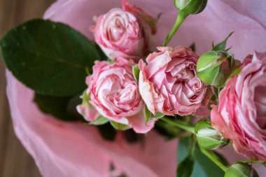 ahşap gri arka plan üzerinde bir vazoda gül