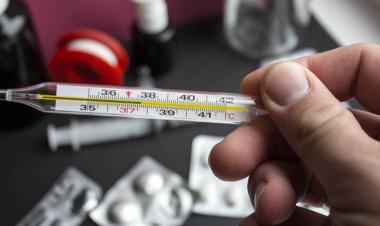 bir elinde yüksek sıcaklık ile Termometr