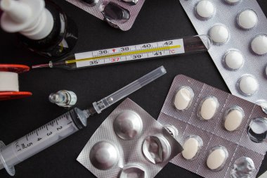 siyah arka plan üzerine tedavi için ilaç