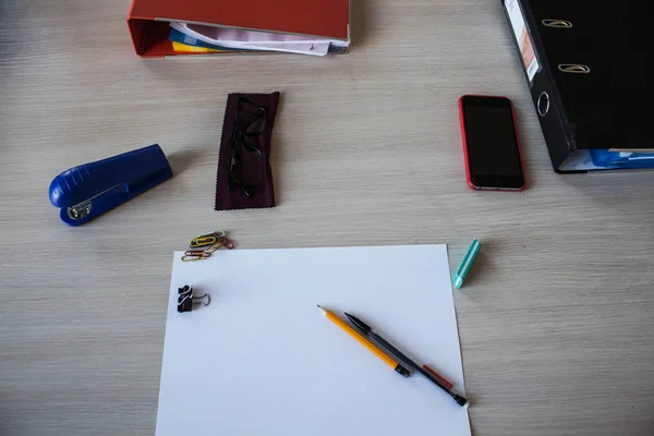 Bureau Avec Crayons Papier Calculateur Téléphone Lunettes — Photo