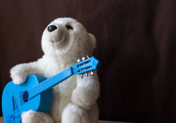 Oso Polar Con Juguetes Guitarra — Foto de Stock