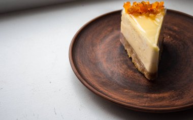 şekerlenmiş meyve bir plaka üzerinde cheesecake