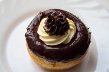 lezzetli Romlu kek Çikolata ve tereyağı krema ile