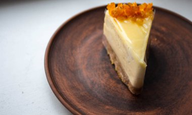 şekerlenmiş meyve bir plaka üzerinde cheesecake