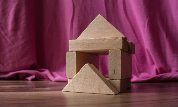 Una casa de madera con un diseñador de niños en el suelo — Foto de Stock