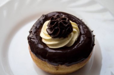 lezzetli Romlu kek Çikolata ve tereyağı krema ile