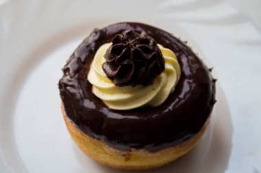 bir plaka üzerinde çikolata ve tereyağı krema ile lezzetli bir romlu kek