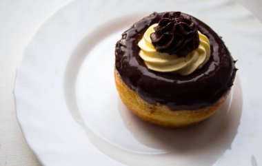 bir plaka üzerinde çikolata ve tereyağı krema ile lezzetli bir romlu kek