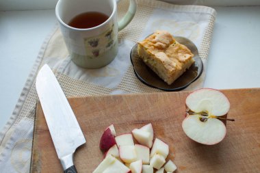 bir elmalı turta bıçak ve çay beyaz bir arka plan üzerinde