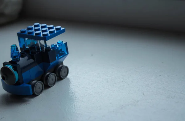 Голубой паровоз с дизайнером — стоковое фото