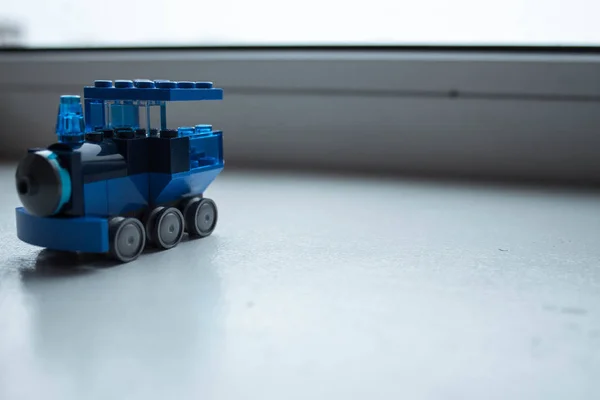 Um trem a vapor azul com um designer em fundo branco — Fotografia de Stock