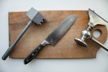 et bir bıçak ve bir mutfak balta için çekiç