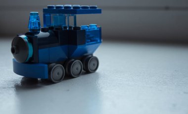 mavi buharlı tren bir tasarımcı ile